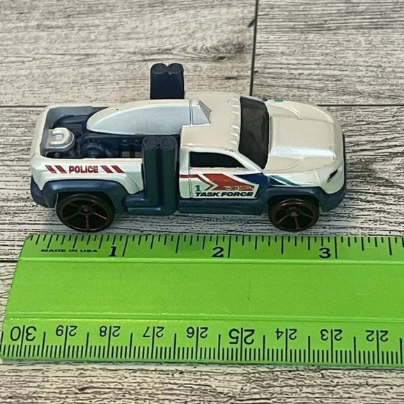 2010 HOT WHEELS DIESEL DUTY TASK FORCE WHITE 1:64 DIECAST 3" POLICE PICKUP TRUCK - Picture 7 of 7
